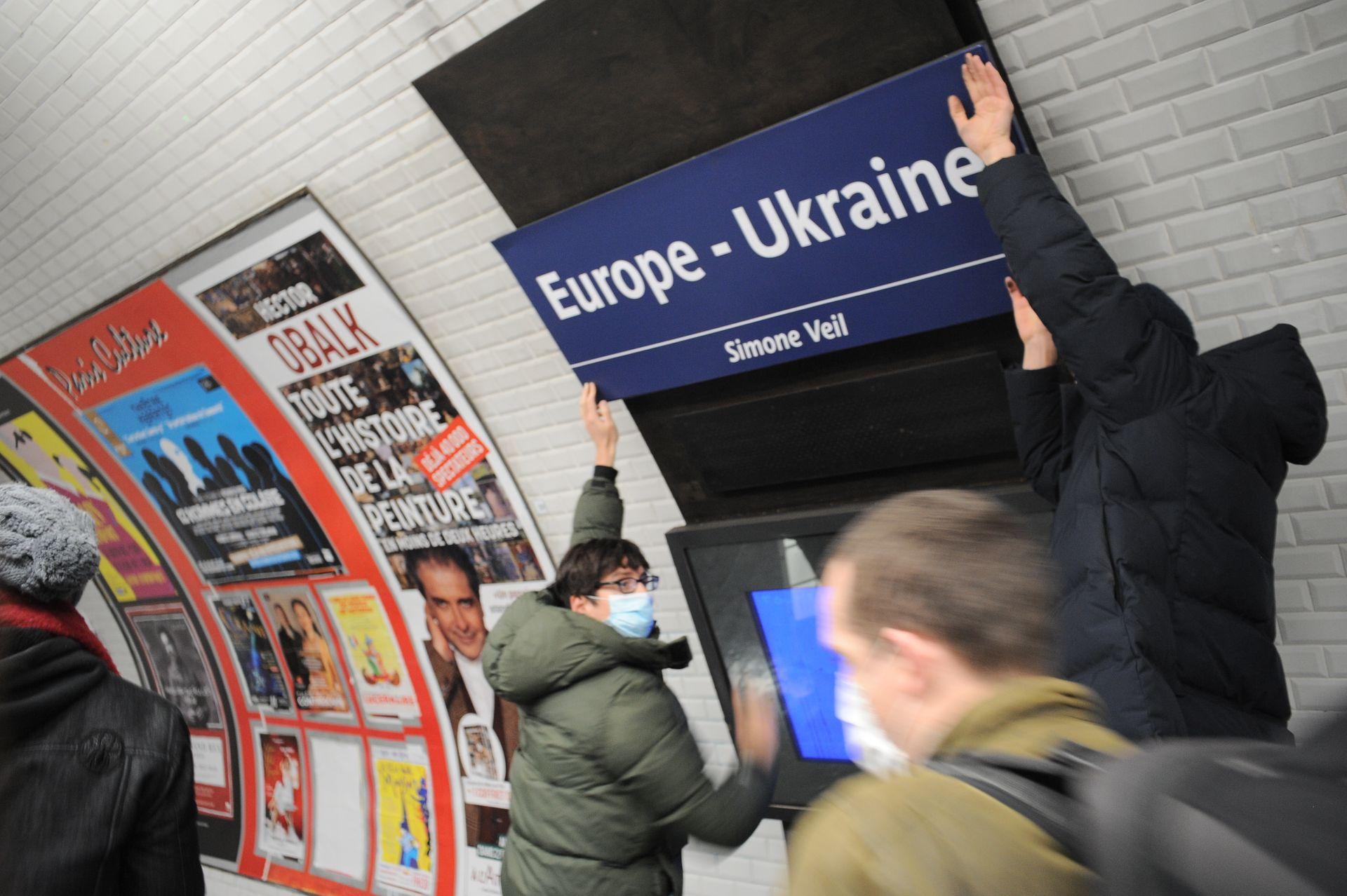 Grupa artystów zmieniła nazwę stacji metra w Paryżu w proteście przeciwko wojnie w Ukrainie