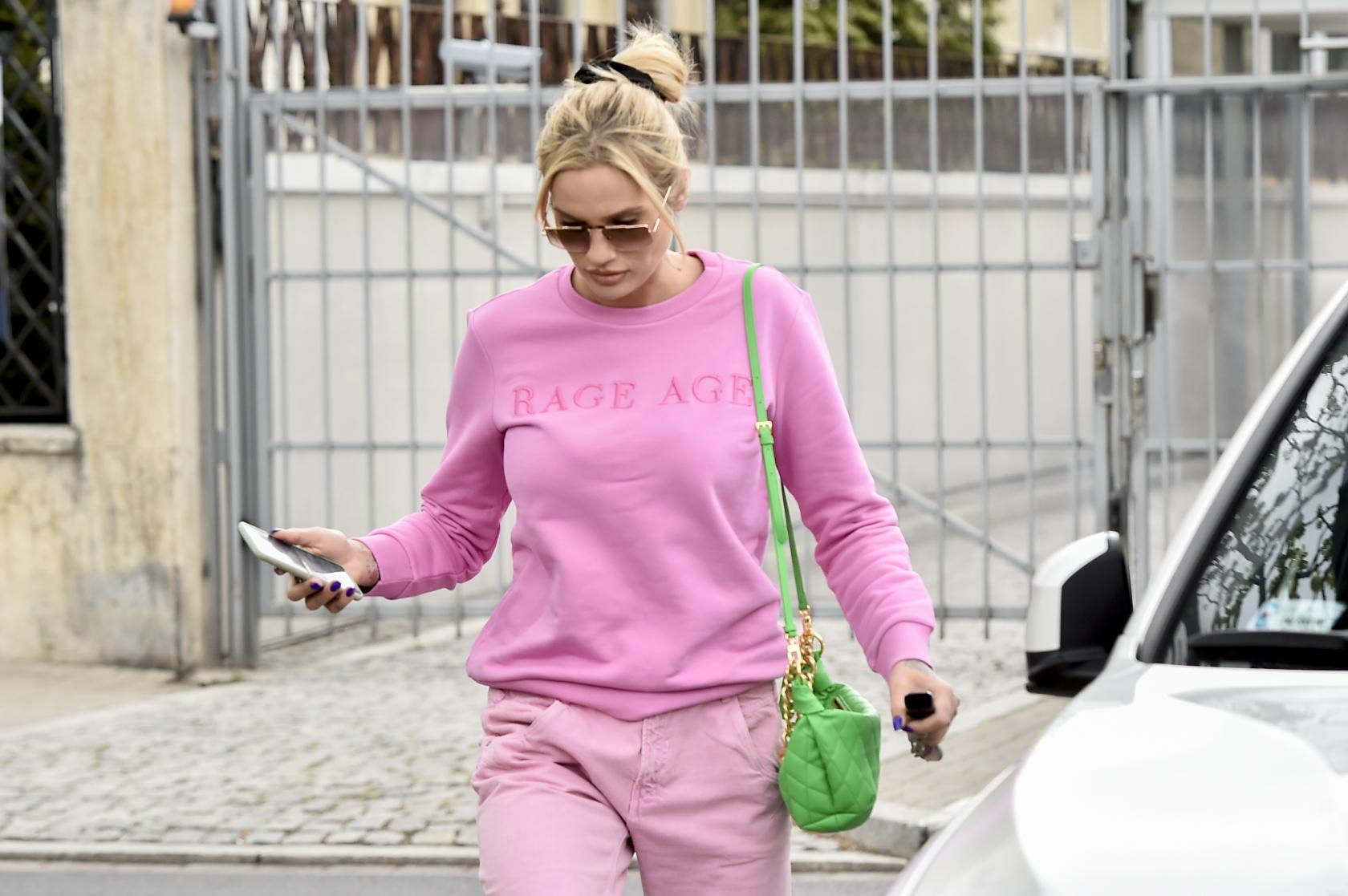 Karolina Gilon spaceruje ulicami Warszawy w total looku marki Rage Age