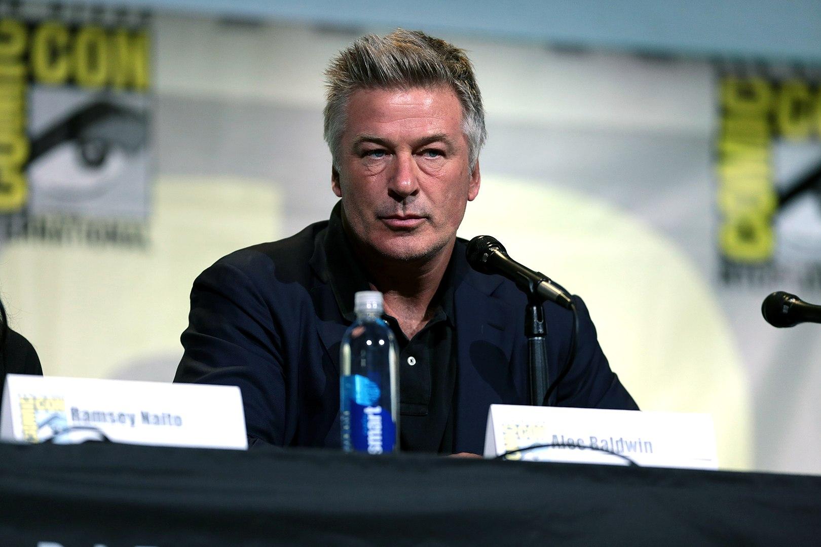 Policja opublikowała nagrania z planu, na którym Alec Baldwin postrzelił operatorkę