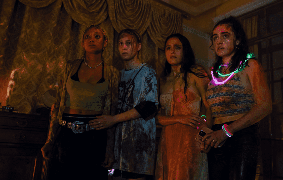 Zwiastun nowego filmu A24 „Bodies Bodies Bodies” śmieszy i przyprawia o dreszcze