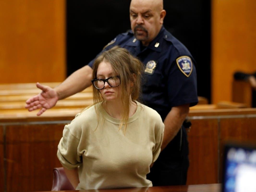 Oszustka Anna z hitu Netflixa wystawia swoje więzienne prace