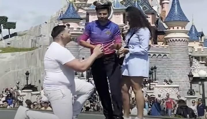 Zrujnowane oświadczyny w Disneylandzie [WIDEO]