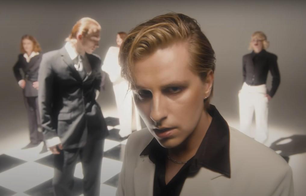 „W oku mam błysk, w nosie mam świat". Piotr Zioła powraca z nowym singlem i zapowiada płytę