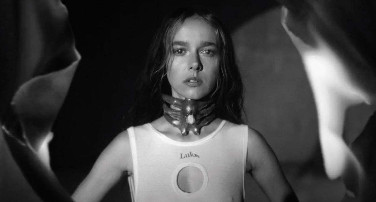 „Kręcisz mnie jak jointa". Brodka powraca i znów śpiewa po polsku