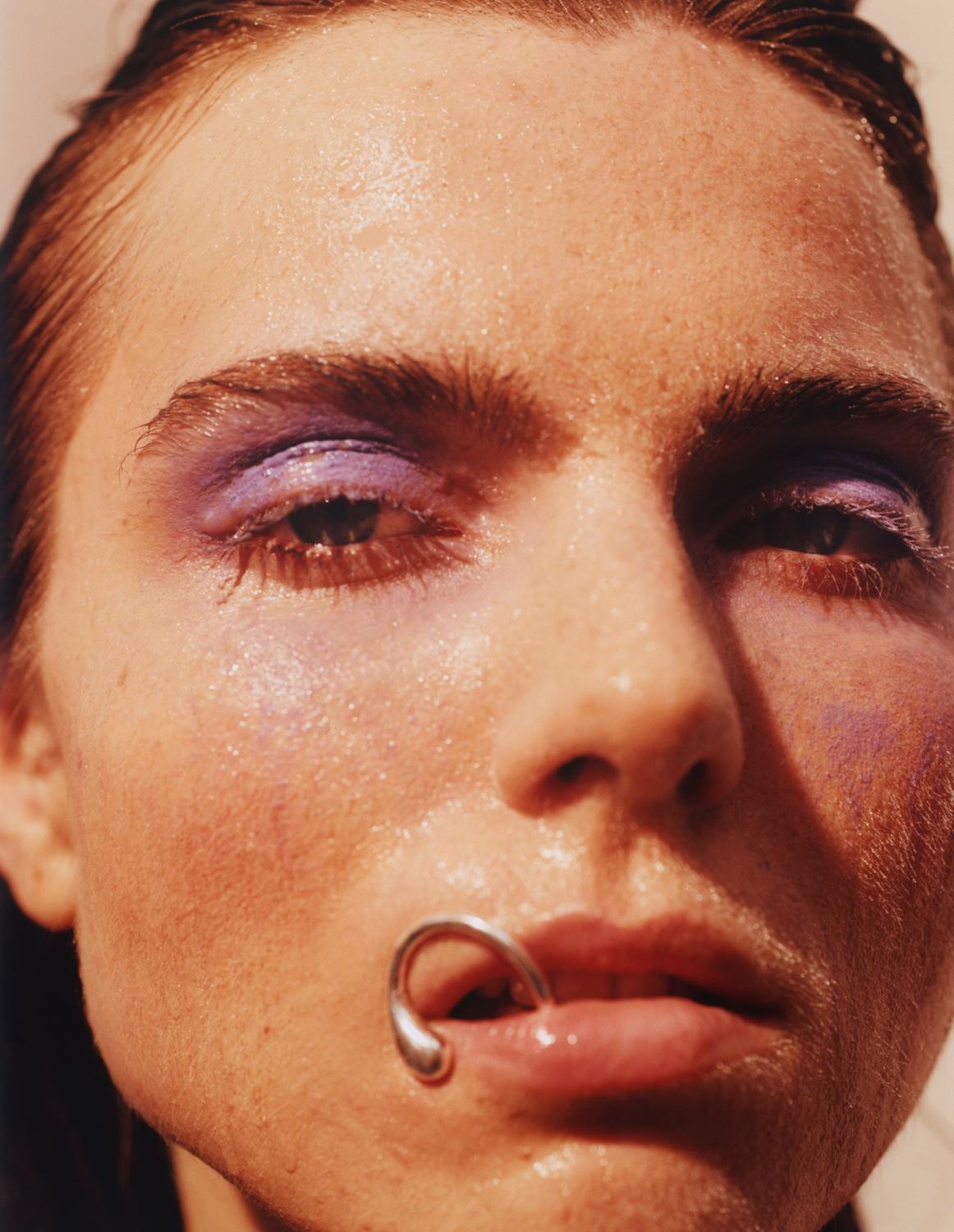 O czułości i bliskości, również do samego siebie, w sesji Bartka Wieczorka „La Piscine”