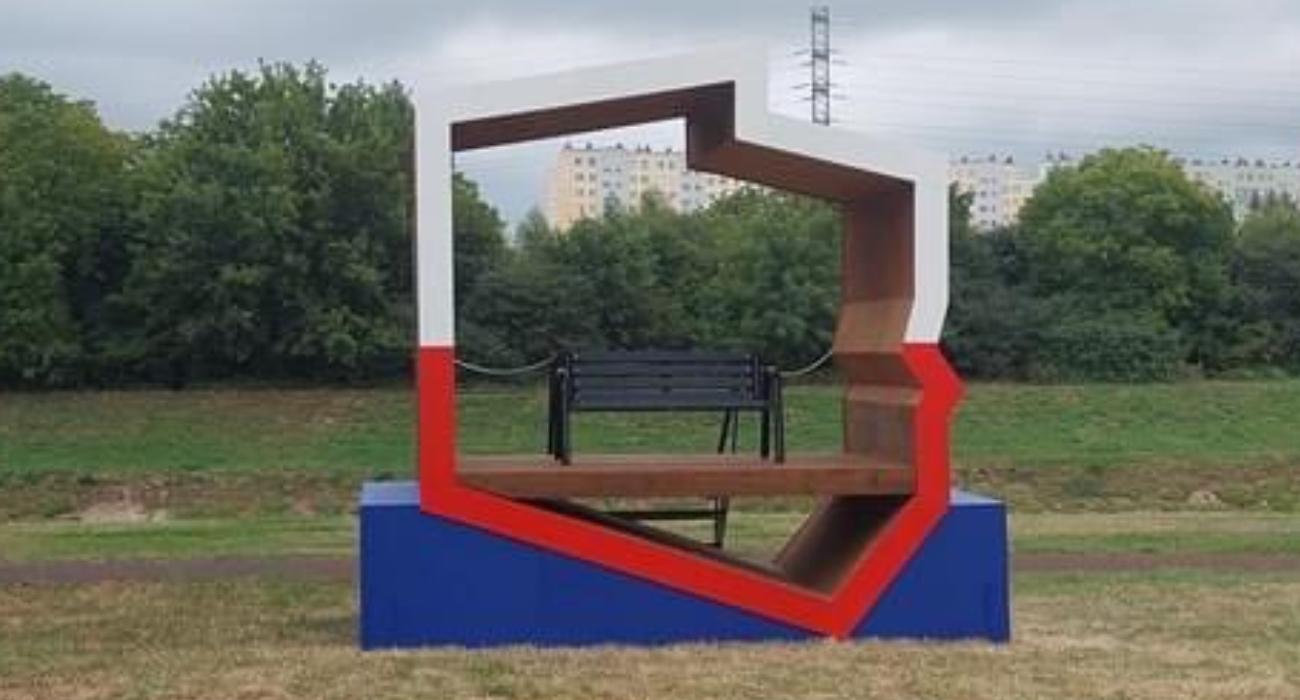 W Rzeszowie stanęła ławka „z polską flagą”. Groteskowy regulamin użytkowania ma 15 podpunktów