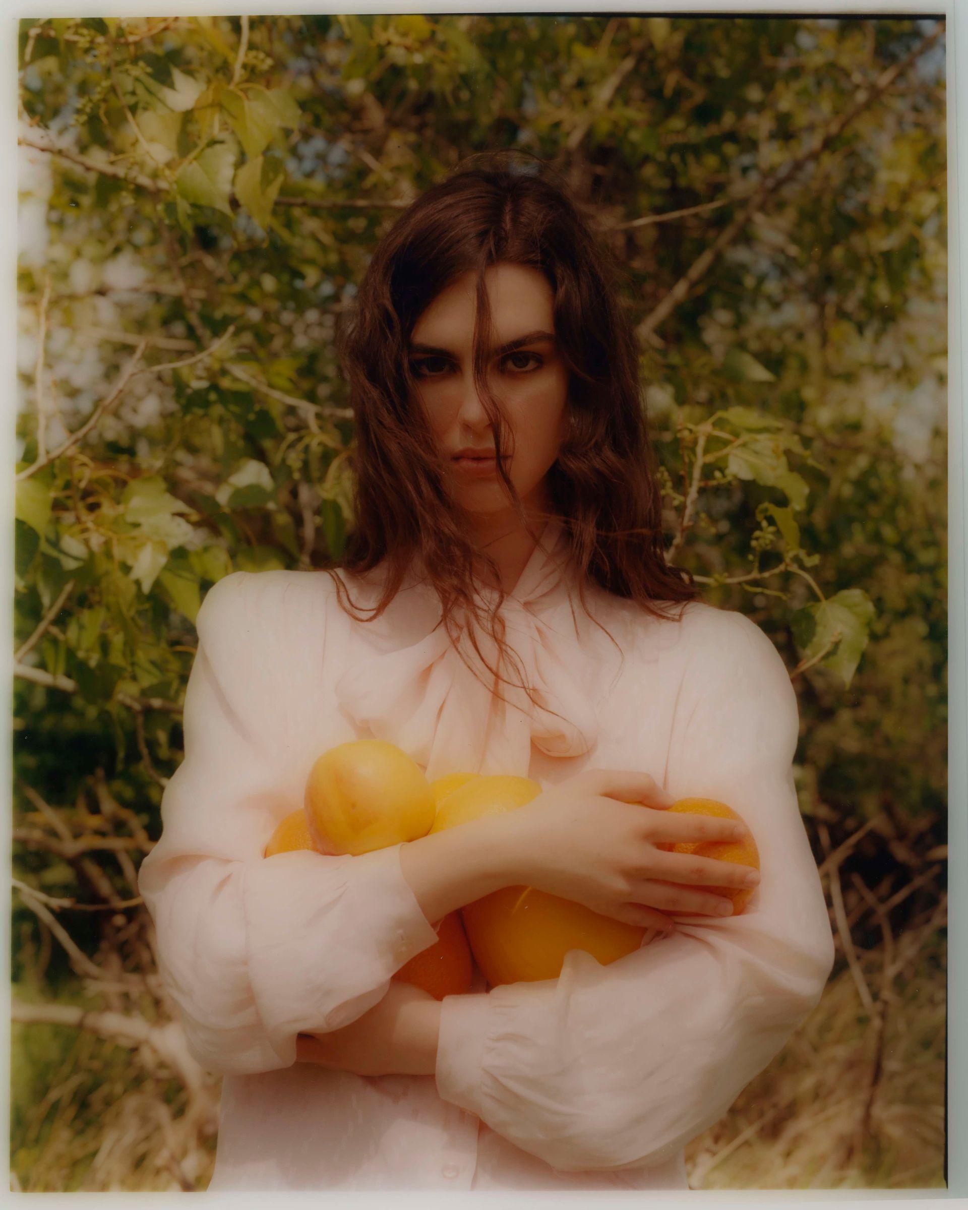 Summer of Soul. Ostatnie podrygi lata w czarującej sesji Caroline Grzelak