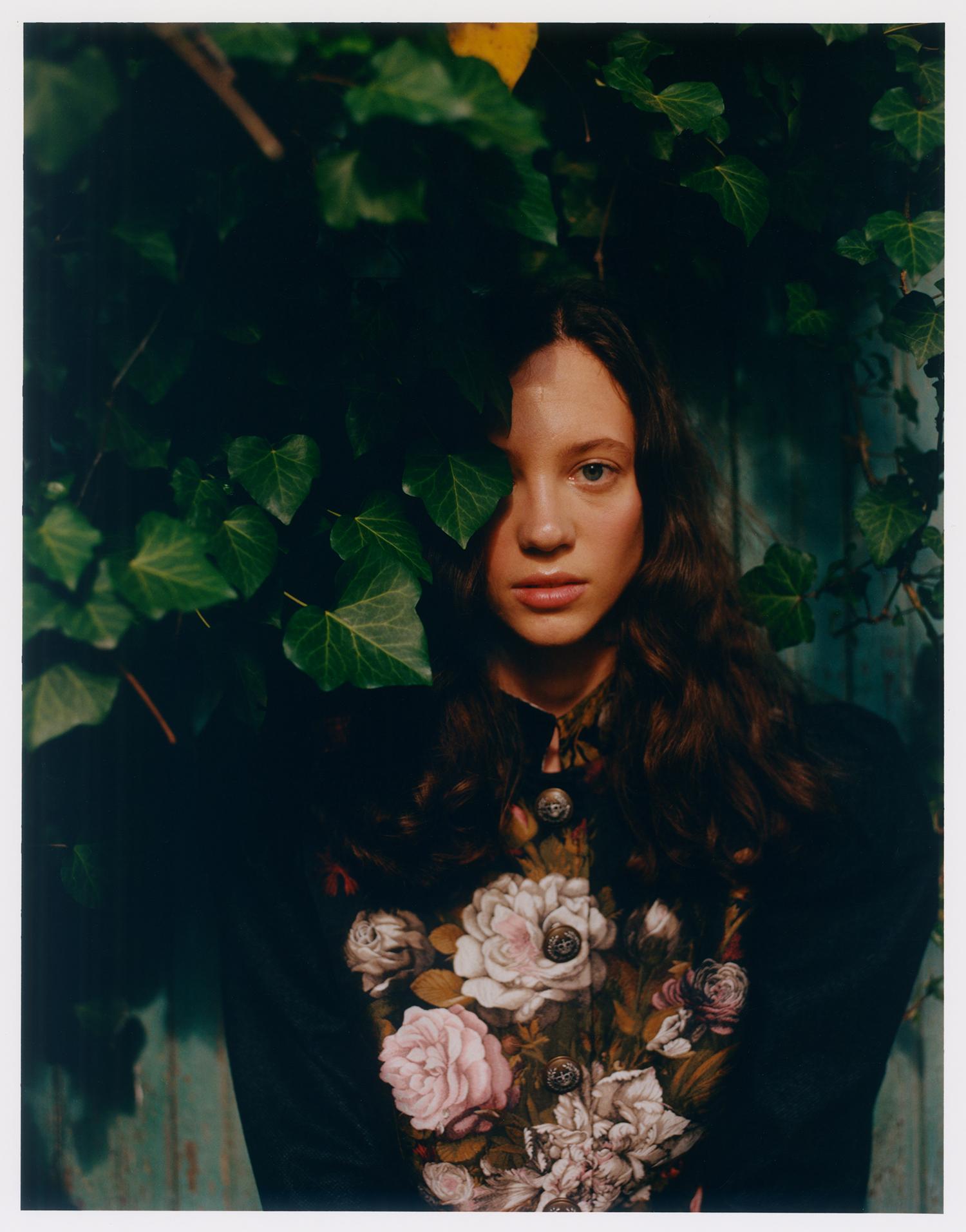 [Z archiwum K MAG] Baśniowa sesja Jacka Kloskowskiego do numeru „Kwiat paproci” z ujmującą Marysią Potoczny