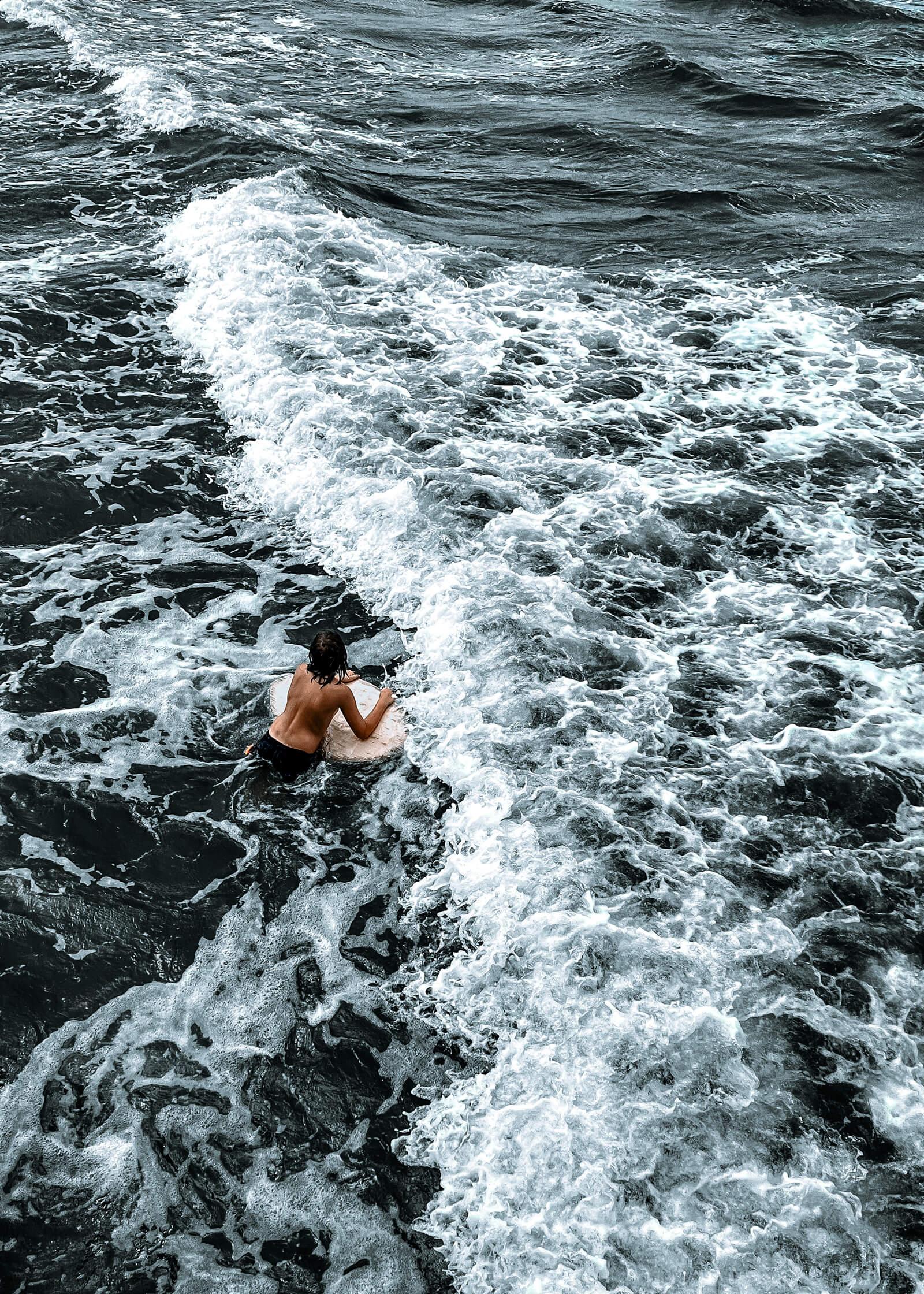 Chodźcie z nami na wernisaż i poczujcie moc wody na własnej skórze –  widzimy się w piątek!