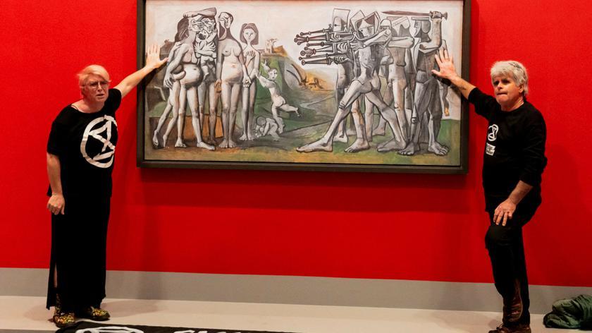 Aktywiści klimatyczni aresztowani. Przykleili się do obrazu Picassa.