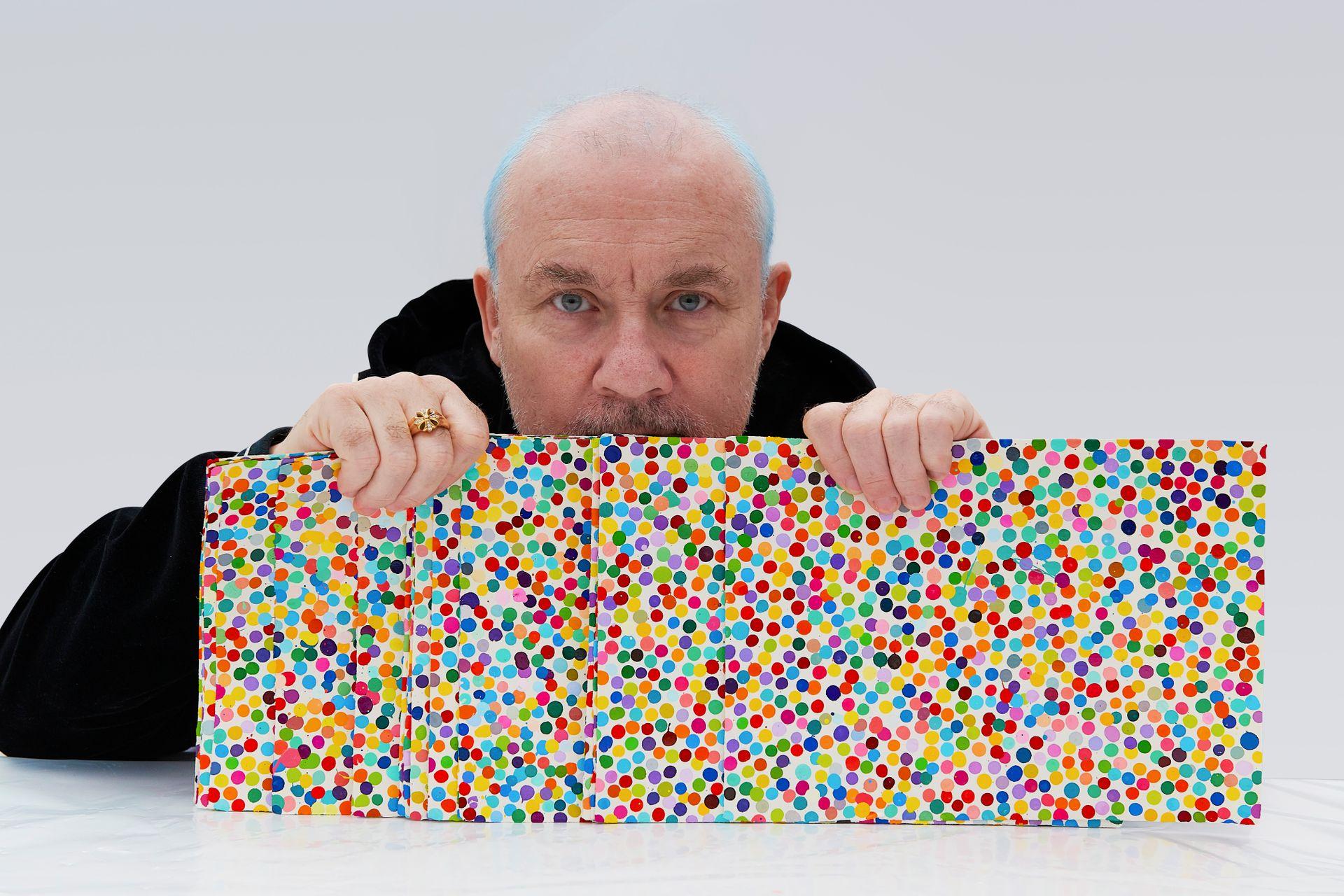 Damien Hirst pali tysiące swoich obrazów. To obietnica