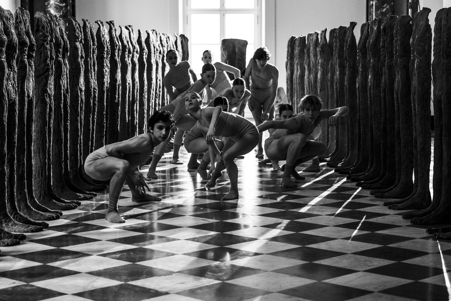 „Sztuka nie jest dekoracją, a wyzwaniem, konfrontacją, ostrzeżeniem”. Wystawa Magdaleny Abakanowicz na Zamku Królewskim w Warszawie