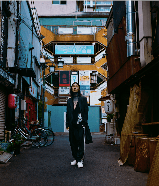 Y-3 na wiosnę i lato 2023 celebruje korzenie i początki legendarnej współpracy. Takich buntowniczych wizji potrzebujemy w tym roku!