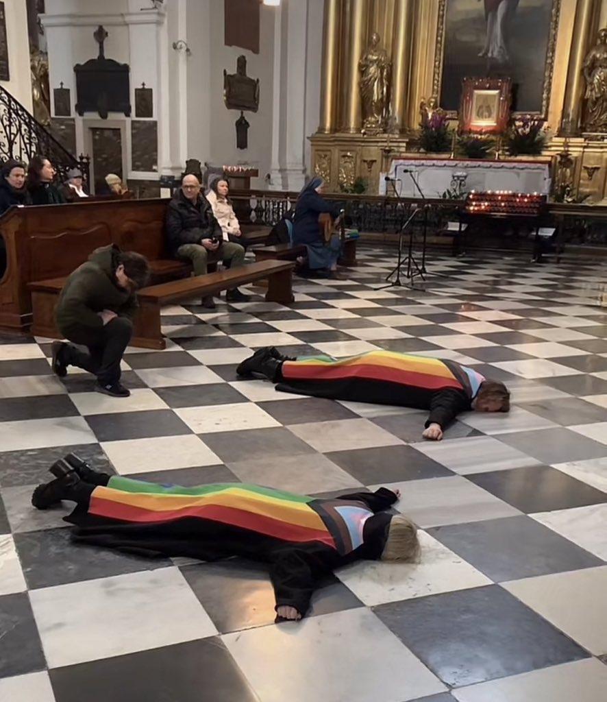 Aktywiści LGBT w warszawskim kościele. W tęczowych szatach leżeli krzyżem podczas mszy