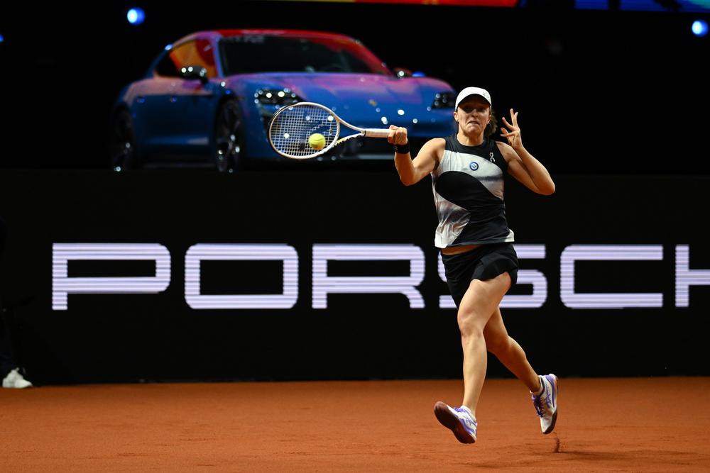 Iga Światek znów zagra w finale z Aryną Sabalenką. W Stuttgartcie pokonała drugą rakietę świata już dwukrotnie i ponownie wyjechała z turnieju nowym Porsche!