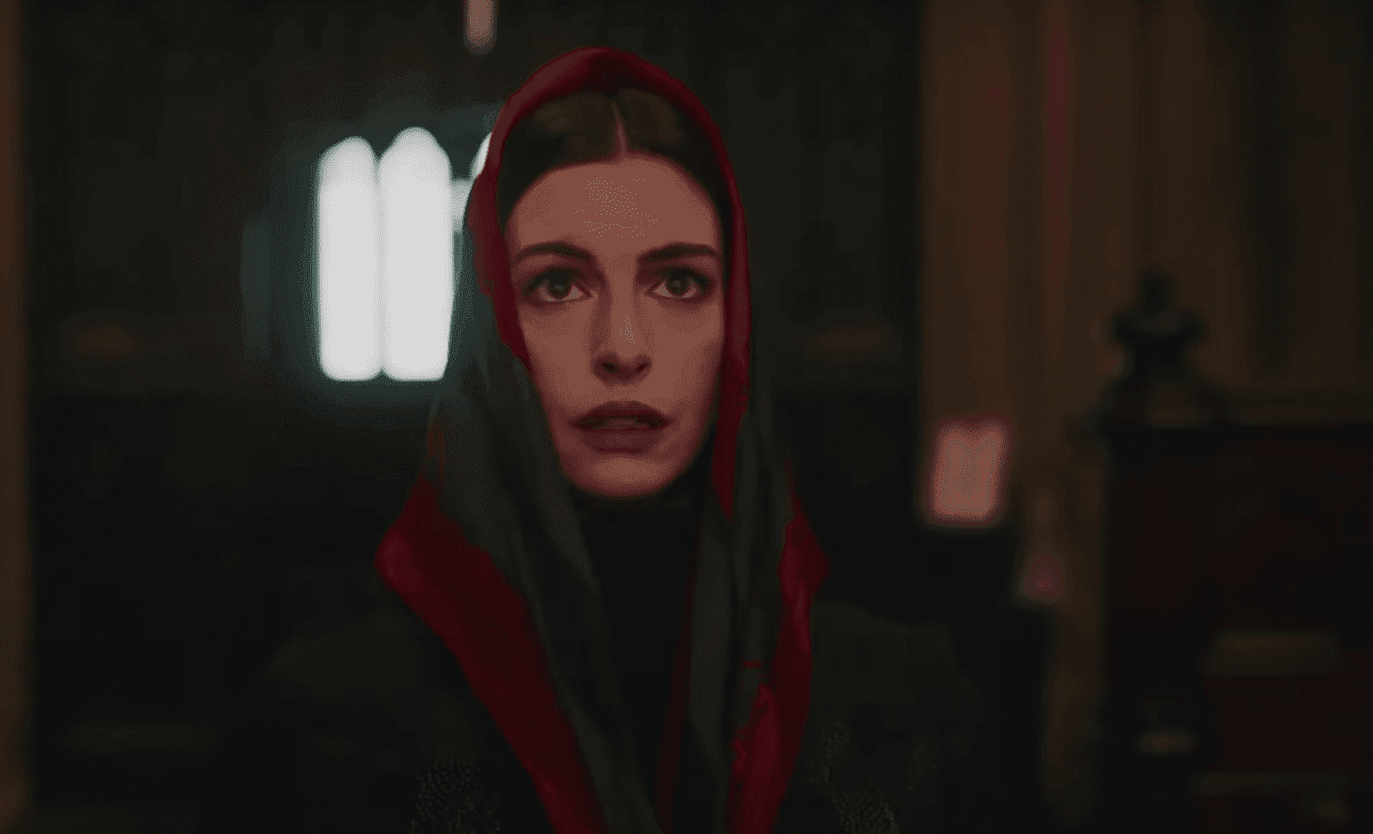 „She Came to Me” – Anne Hathaway, Peter Dinklage i Joanna Kulig w nowym filmie [zwiastun]