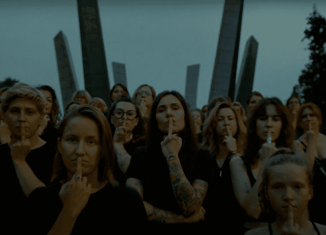 Wybory – kobiety pokazują politykom środkowy palec w viralowym spocie