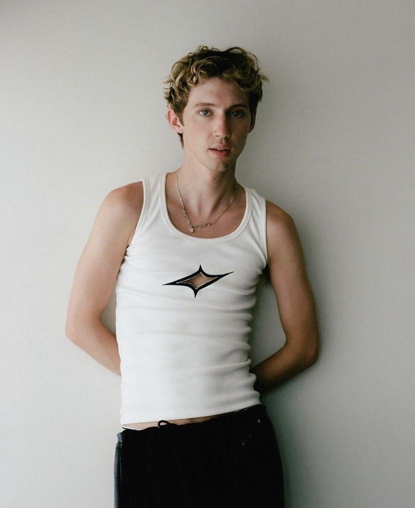 Pocałunek na parkiecie: Troye Sivan w popowej idylli [RECENZJA]