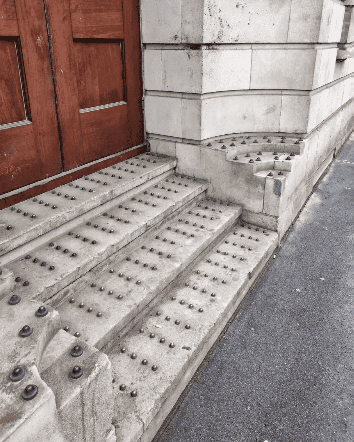 Wroga architektura, czyli jak latarnia uliczna zapobiega przestępczości