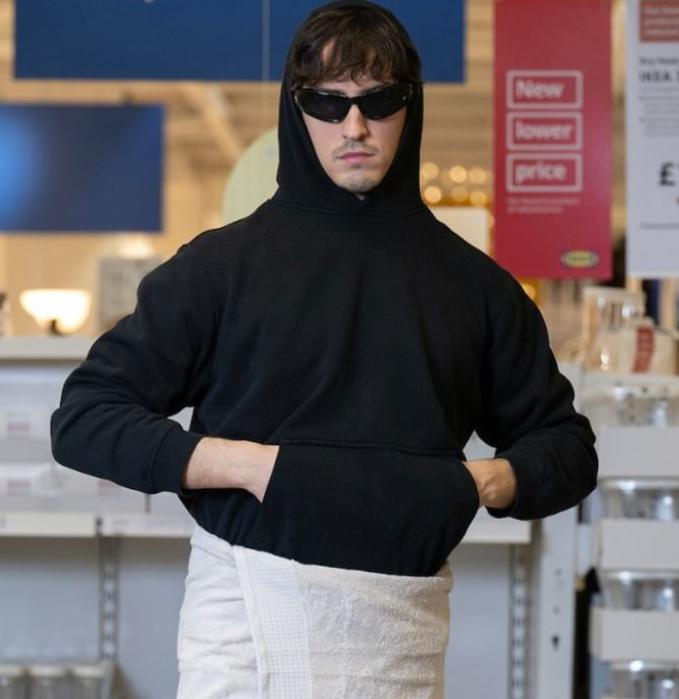 Ikea wyśmiewa horrendalnie drogą spódnicę z ręcznika Balenciagi