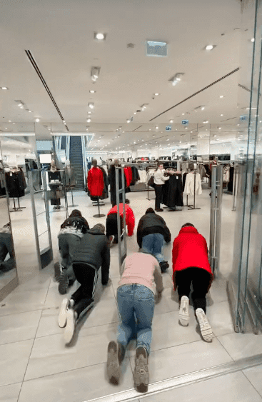 Pełzają po galeriach handlowych w Polsce. Nowy trend na TikToku [WIDEO]