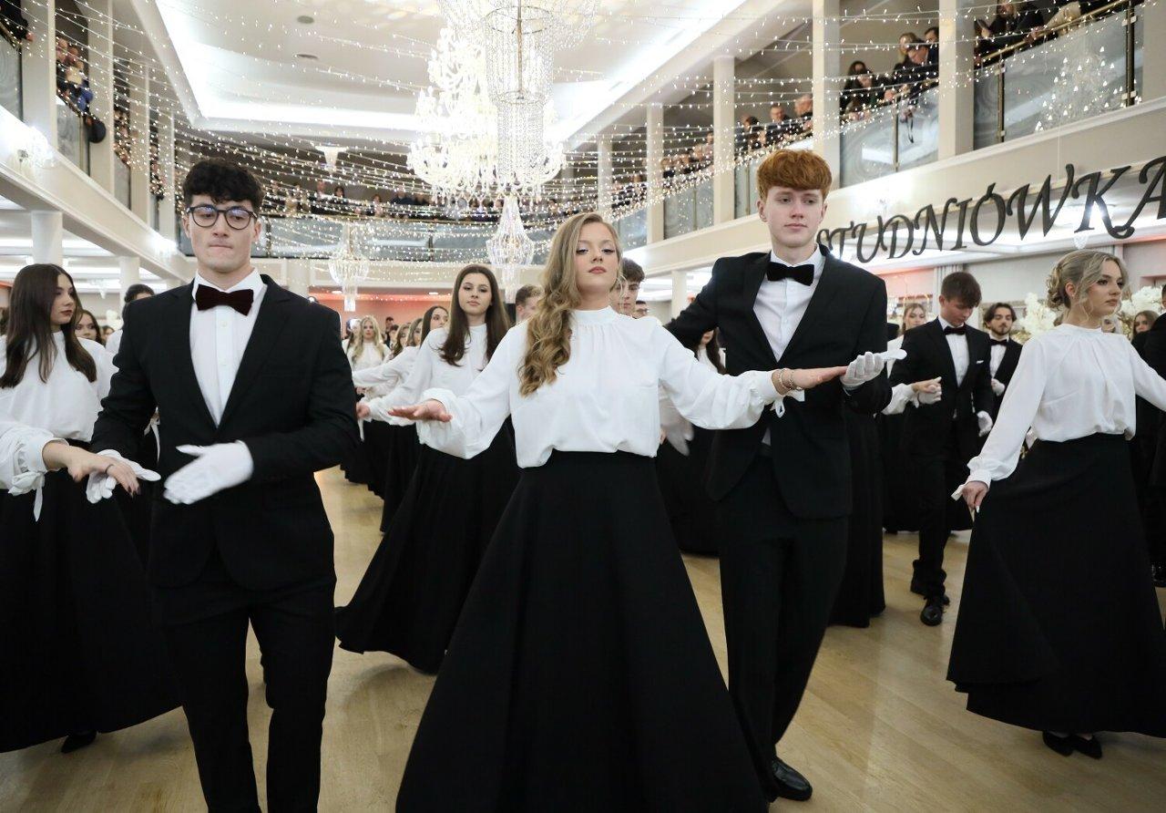 Najpięknieszy polonez 2024 – taniec uczniów z Piotrkowa Trybunalskiego stał się viralem