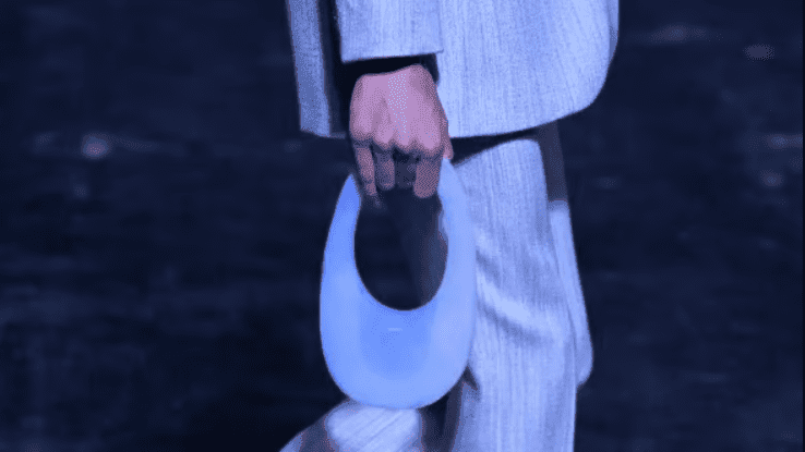 99% powietrza i 1% szkła. Szokująca torebka Coperni