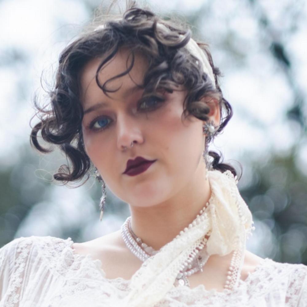 „Moja duma leży na podłodze”– nowy singiel Karin Ann „false gold”