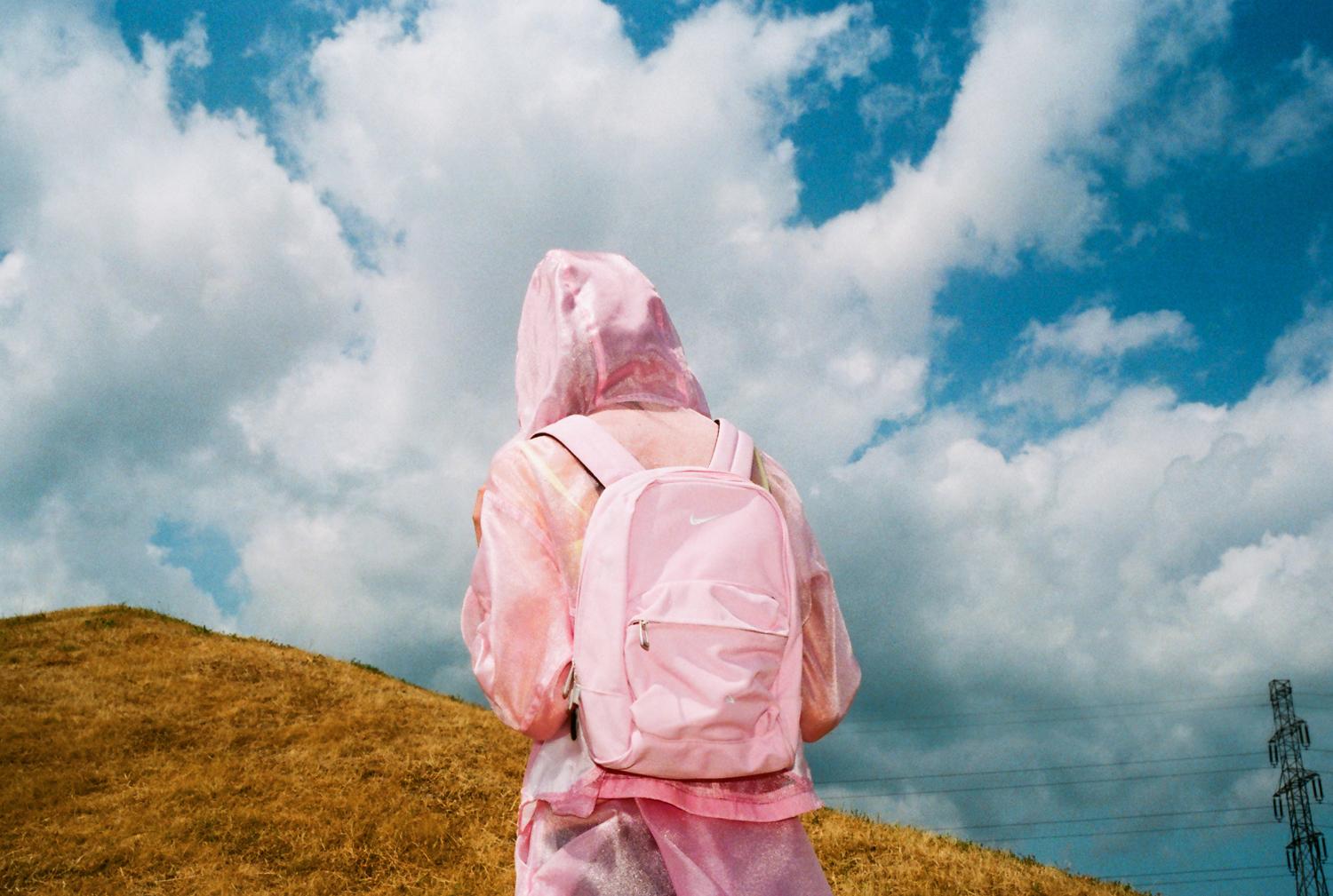 [Z archiwum K MAG] Ciepła beztroska w obiektywie Yulii Krivich. Skakanie po drzewach, drabinki i inne wspomnienia