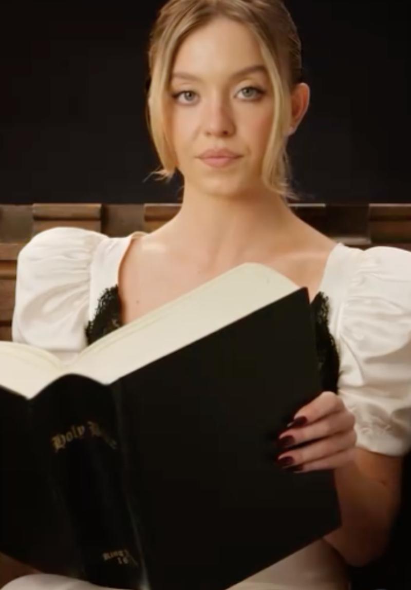 Sydney Sweeney seksownie czyta Biblię. Tak promuje horror o ciężarnej zakonnicy [WIDEO]