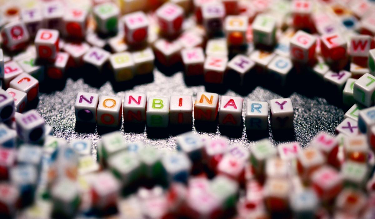 Tożsamość niebinarna w Europie – które kraje wprowadziły trzeci marker płciowy?