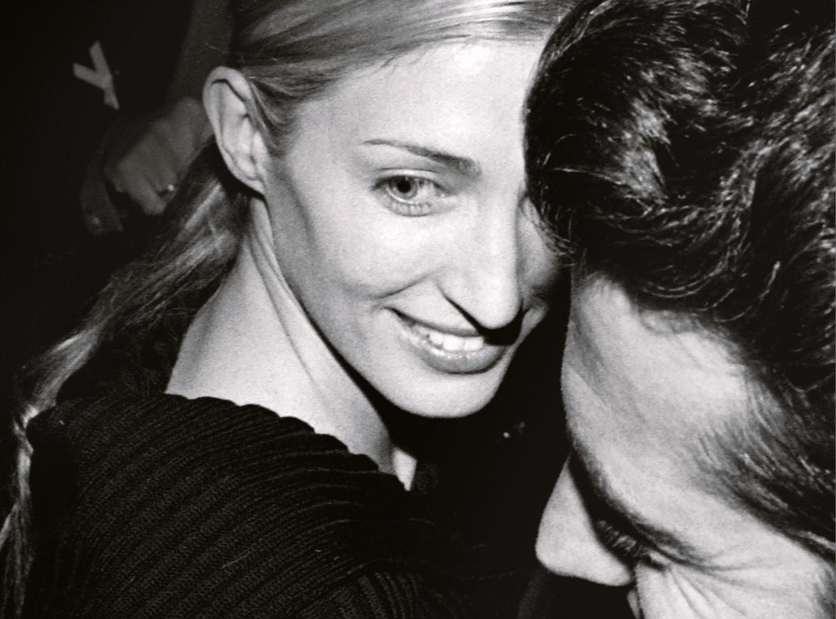 25 lat od tragicznej śmierci Carolyn Bessette Kennedy. Minimalistyczna ikona stylu i ponadczasowa inspiracja