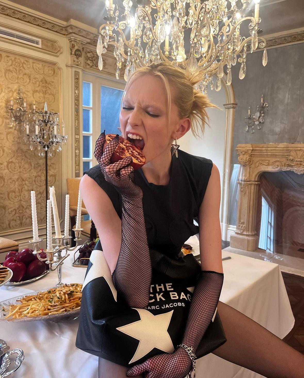 Transpłciowa modelka z oryginalnym humorem – Gen Z ją kocha. Kim jest Alex Consani?