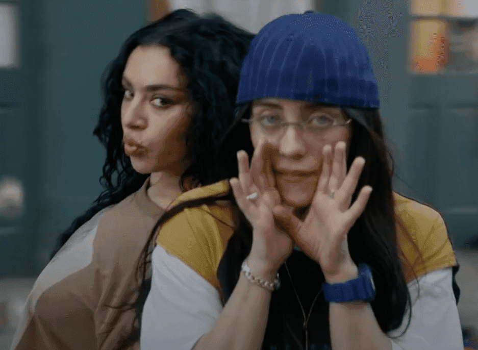 Charli XCX, Billie Eilish i stos bielizny. Artystki flirtują w seksownym klipie [WIDEO]