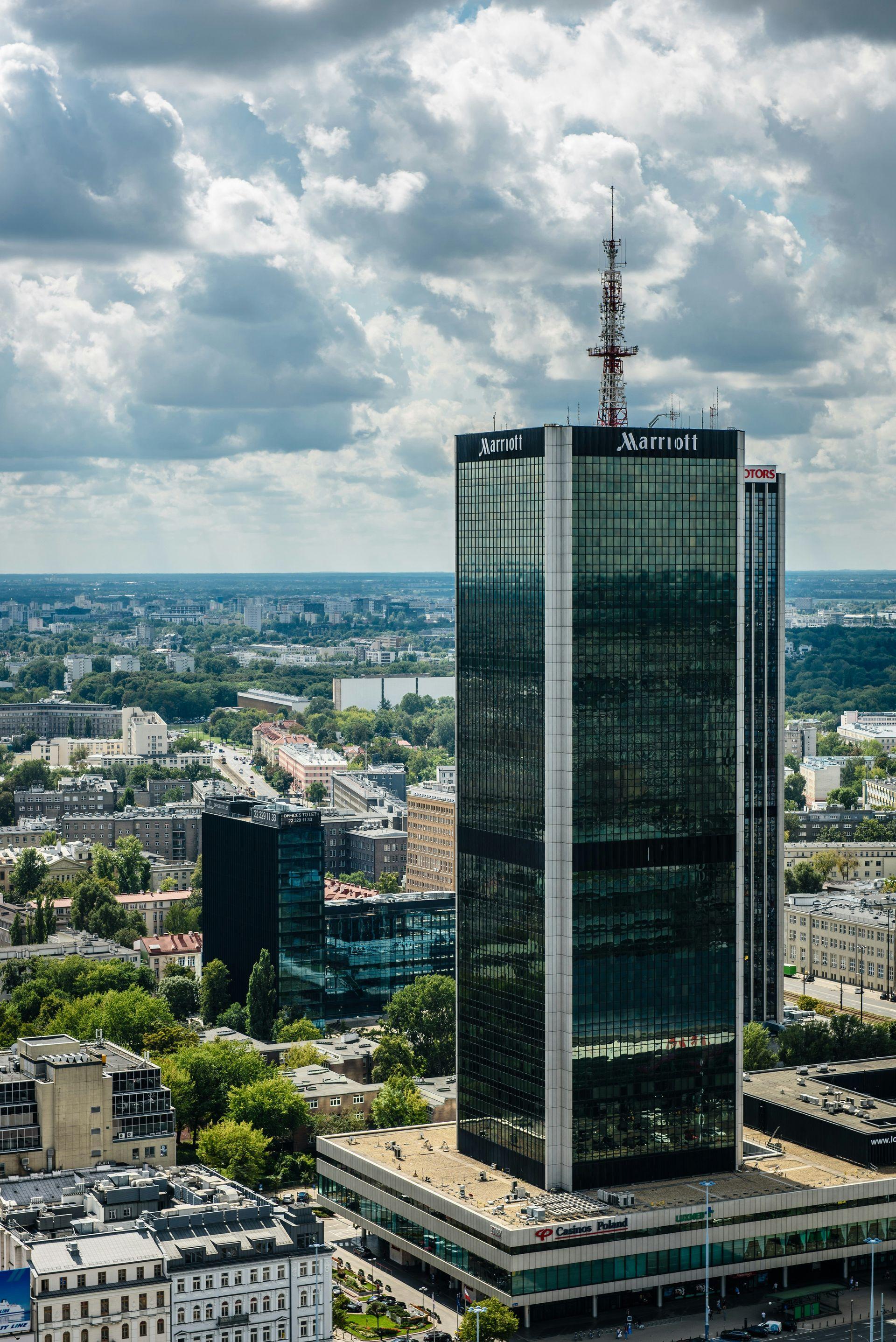 Mariott znika z mapy Warszawy. Co się dzieje z legendarnym hotelem?