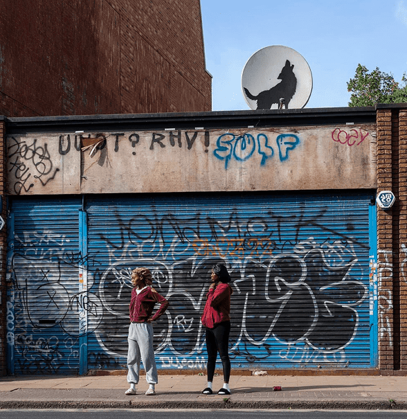 Banksy – 5 murali w 5 dni. Jedno dzieło już zostało skradzione [WIDEO]