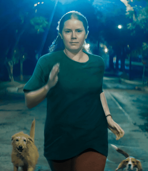 Amy Adams zamienia się w psa w dzikim i szalonym zwiastunie „Nightbitch” [WIDEO]