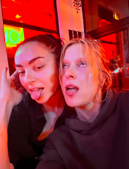 Charli XCX nakręciła w Polsce film – a w nim polska aktorka! Mamy szczegóły