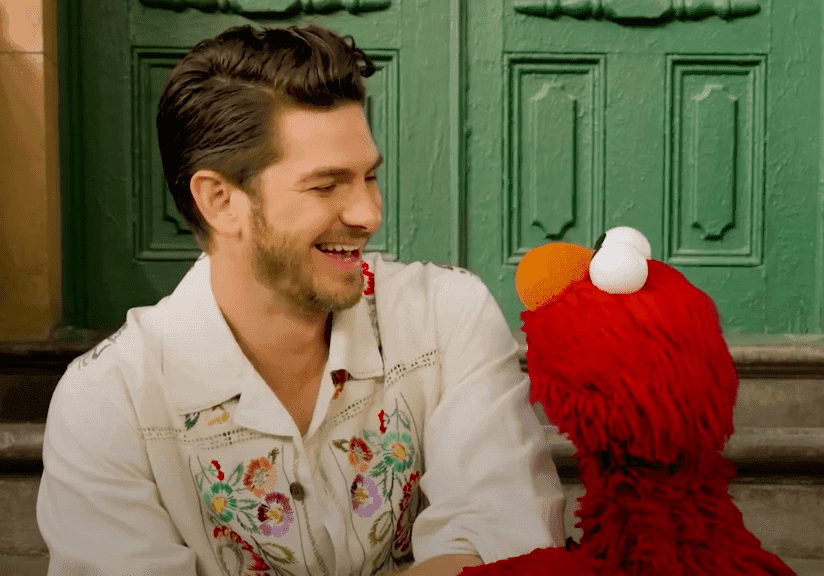 Andrew Garfield opowiada Elmo o śmierci matki. To wideo jest viralem!