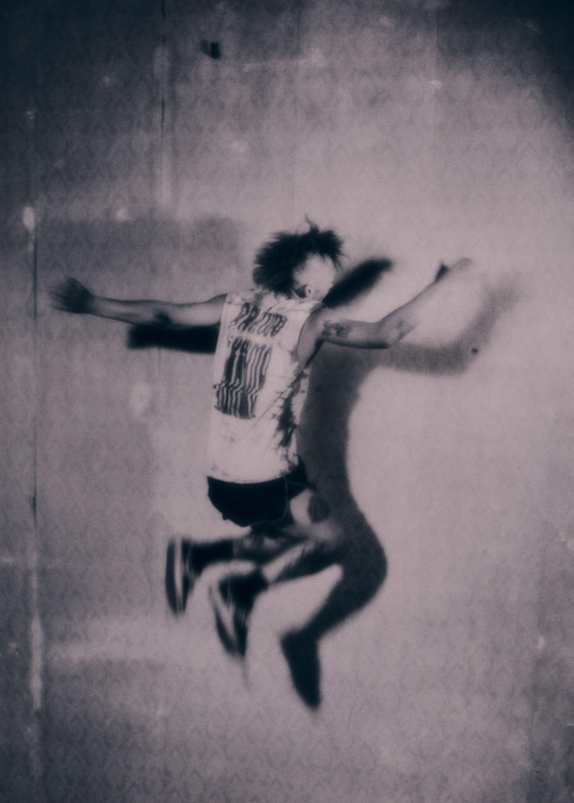 Zdechły Osa i wszystkie twarze punka. Pierwsza sesja okładkowa rapera i punkowca [WYWIAD I SESJA]