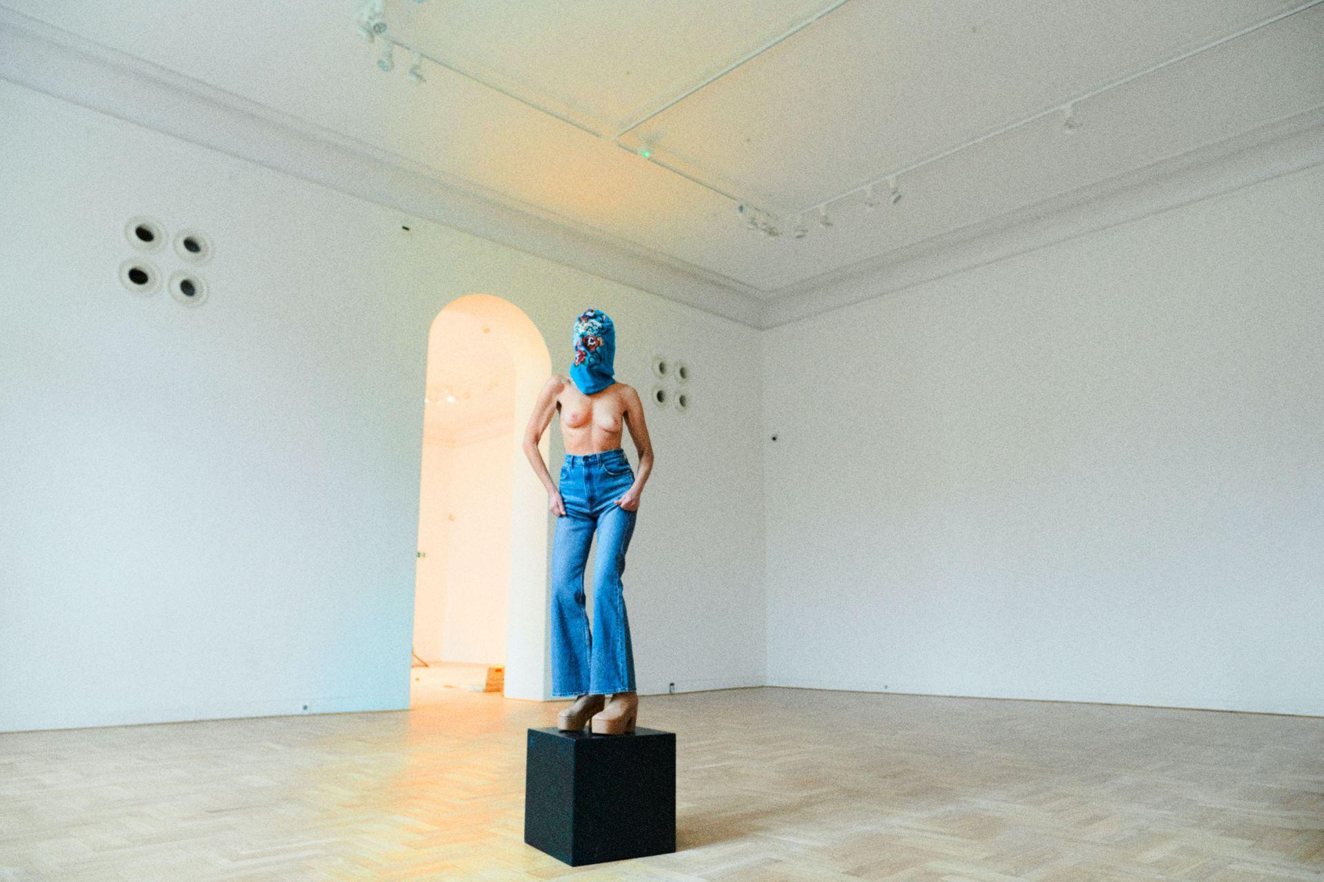 [Z archiwum K MAG] Czy sztuka bez odbiorców ma znaczenie? Rozmawiamy z naczelną prowokatorką Katarzyną Kozyrą [WYWIAD I SESJA]