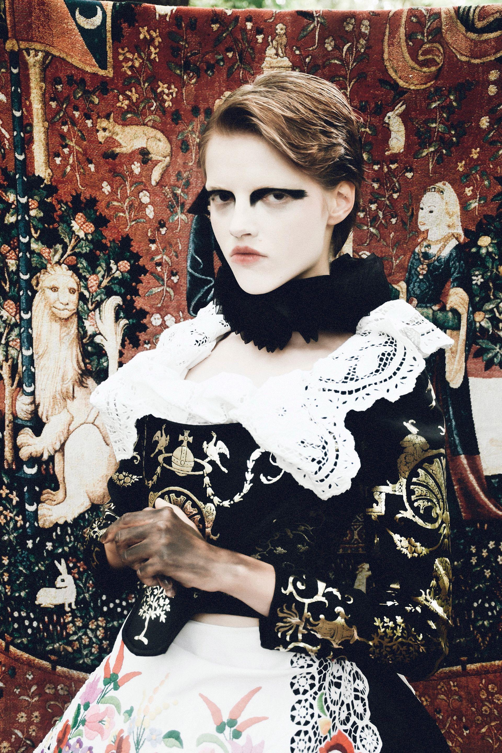 Teatralna odsłona tematu numeru „True Blood” w sesji Maćka Edelmana. Te zdjęcia odsyłają do minionych epok