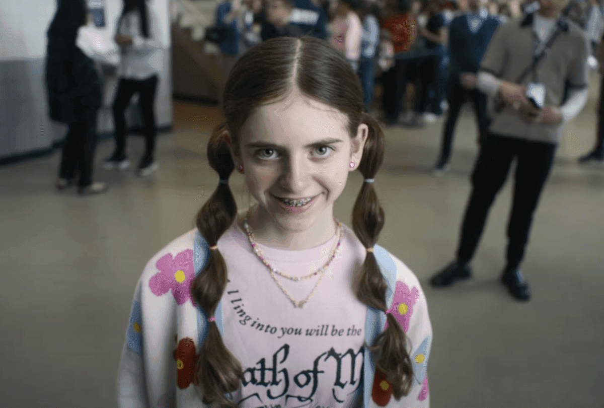 „Uśmiechnij się 2” – świetny horror, który mąci widzowi w głowie [RECENZJA]