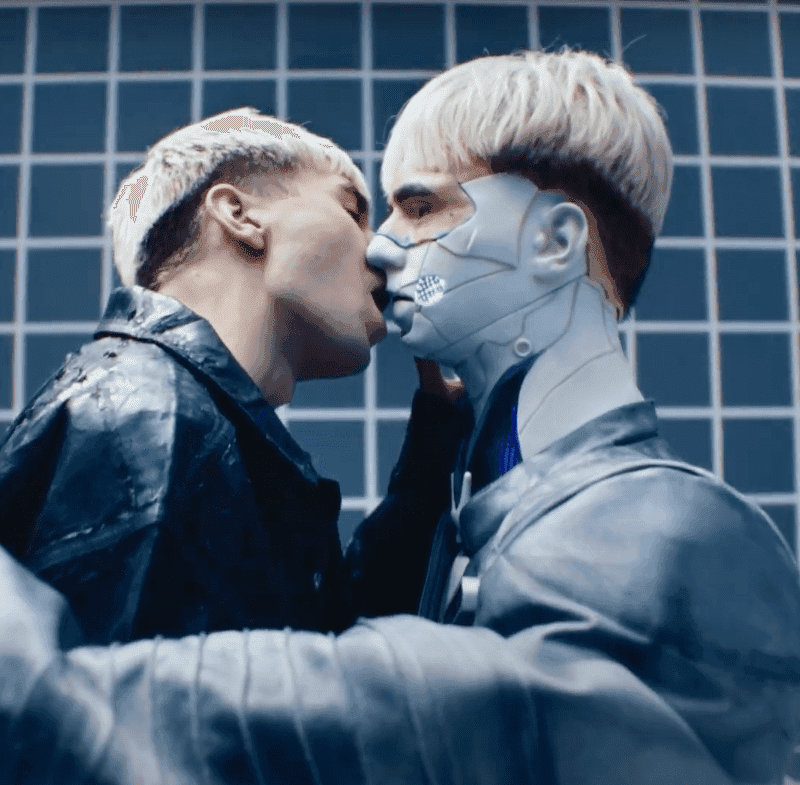 Mata całuje się z samym sobą i zapowiada futurystyczną trasę koncertową [WIDEO]