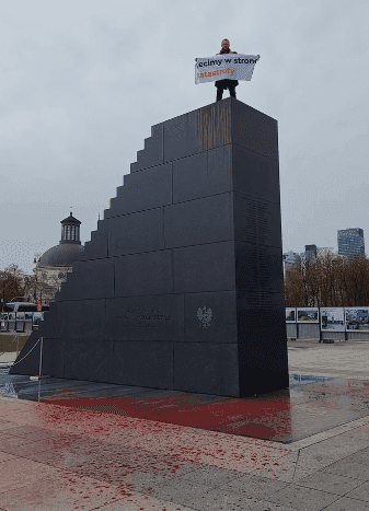 Aktywista oblał „krwią” Schody Smoleńskie. „I już do sądu z tym baranem” [WIDEO]