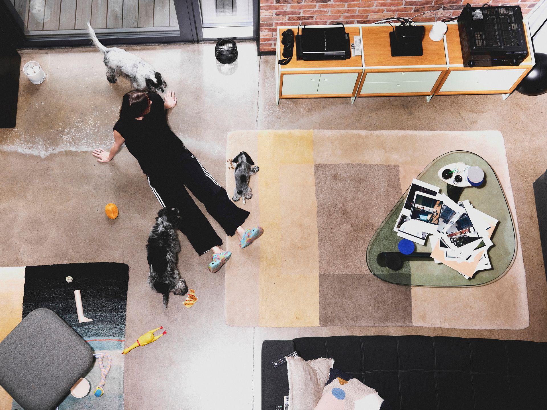 Odwiedzamy Aldonę Karczmarczyk, fotografkę i reżyserkę reklamową rozkochaną w czerni i psach