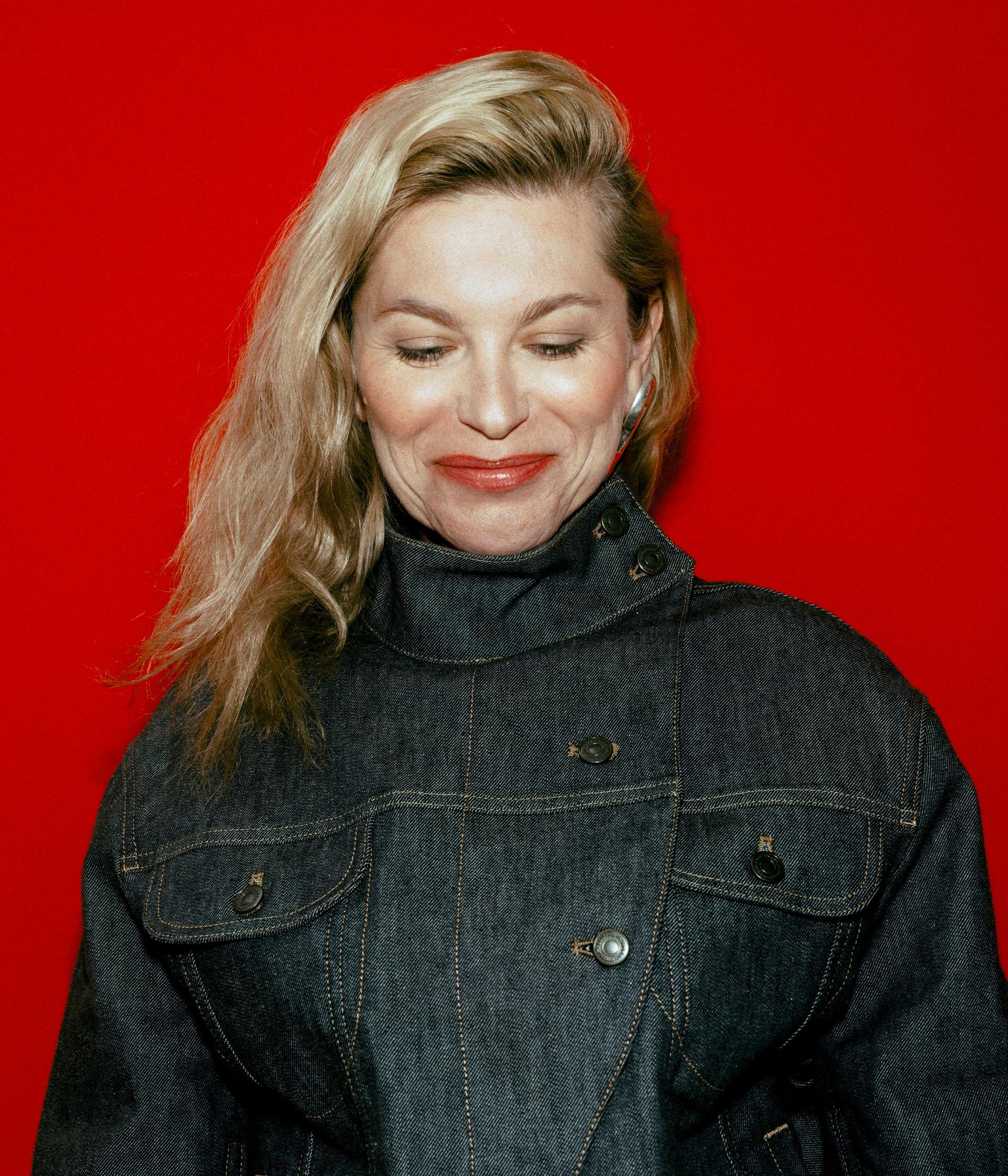 Katarzyna Bonda: „Gdy zaczynałam, środowisko było mocno zmaskulinizowane, więc i ja stwardniałam, co bardzo sobie chwalę” [WYWIAD I SESJA]