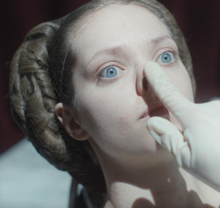 Mroczna reinterpretacja baśni o Kopciuszku zachwyca i obrzydza. Ten film pokochają fani „Substancji” [RECENZJA]