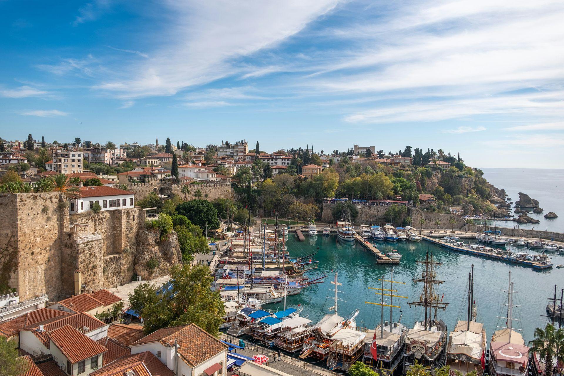 Antalya – jeden z ulubionych kierunków turystycznych Polaków. Jakie atrakcje kryje?