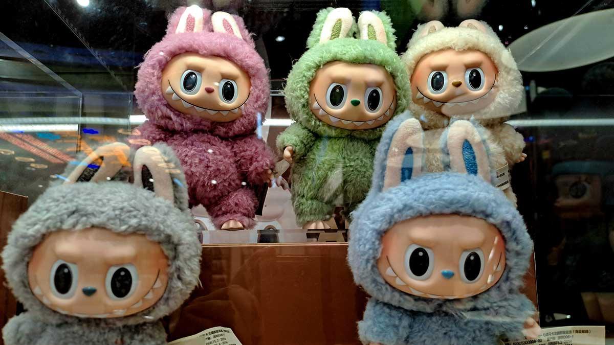 Efekt szminki – Labubu, a sytuacja społeczno-polityczna świata